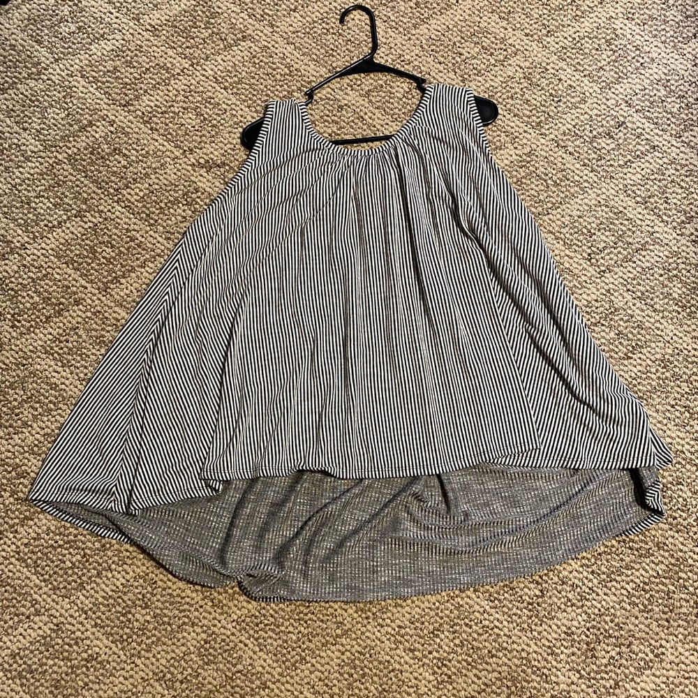 Flowy tank top. key hole back. black and white striped.